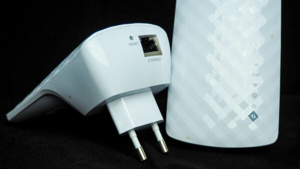 WLAN Repeater: Detailansicht mit Ethernet-Anschluss und Funktionen Detailansicht eines WLAN Repeaters mit Ethernet-Anschluss und Statusanzeigen, ideal zur Verbesserung der WLAN-Reichweite.