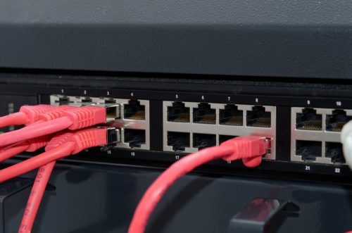 Netzwerk mit Router und Netzwerkkabel