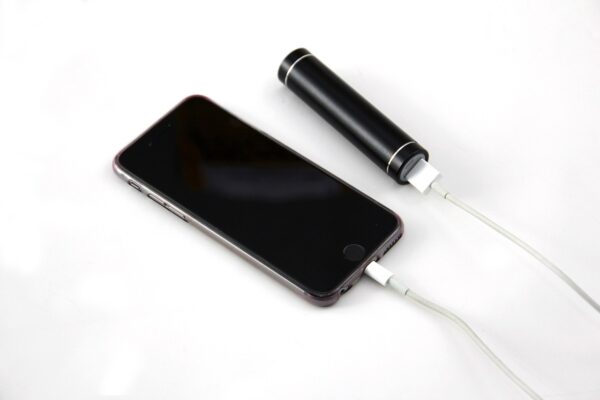 Powerbank lädt Smartphone-Akku auf