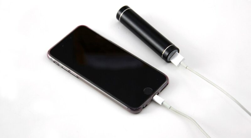 Powerbank lädt Smartphone-Akku auf