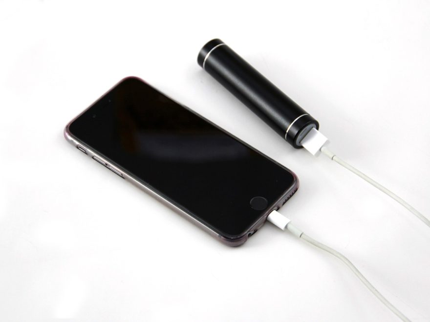 Powerbank lädt Smartphone-Akku auf