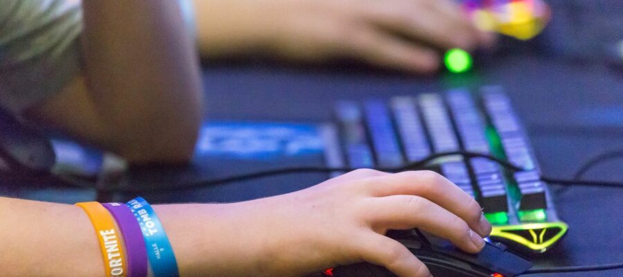 Nahaufnahme einer Hand mit Gaming-Maus
